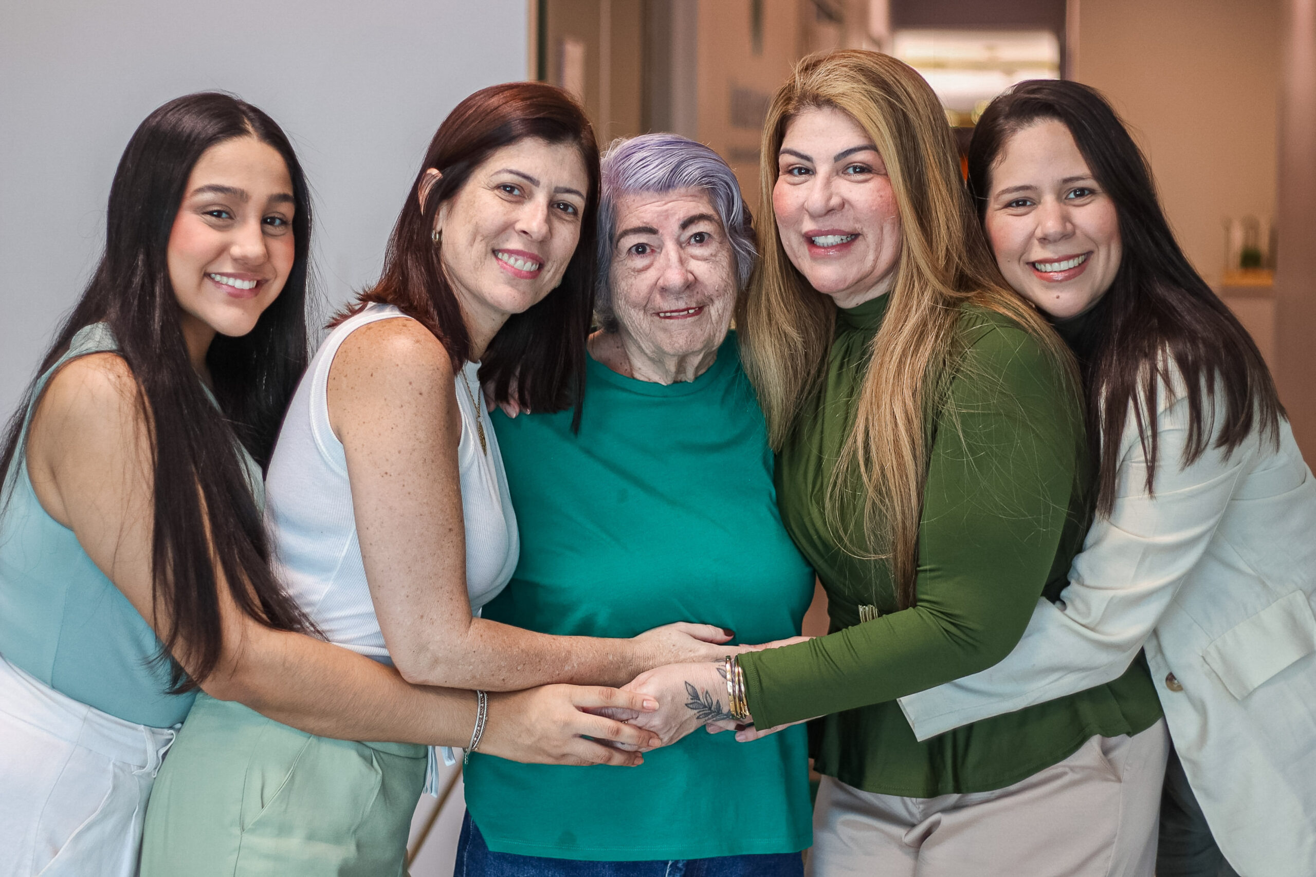 Cinco mulheres reunidas na unidade Monte Verde