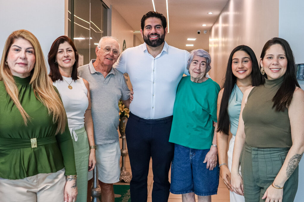 Sete pessoas reunidas no corredor da unidade Monte Verde.