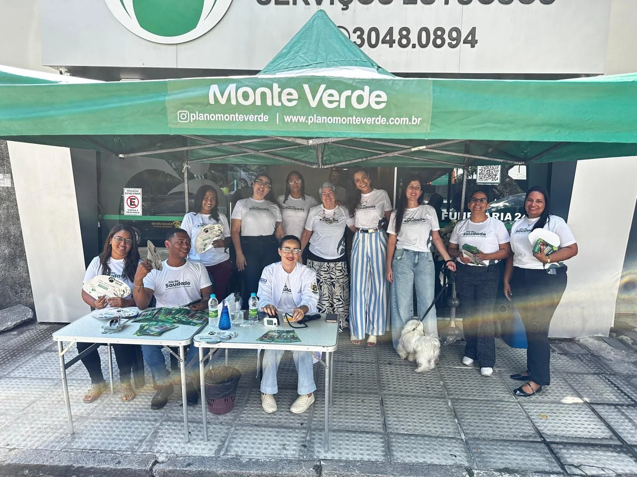 Encontro de pessoas em frente à unidade Monte Verde, sob a tenda da marca