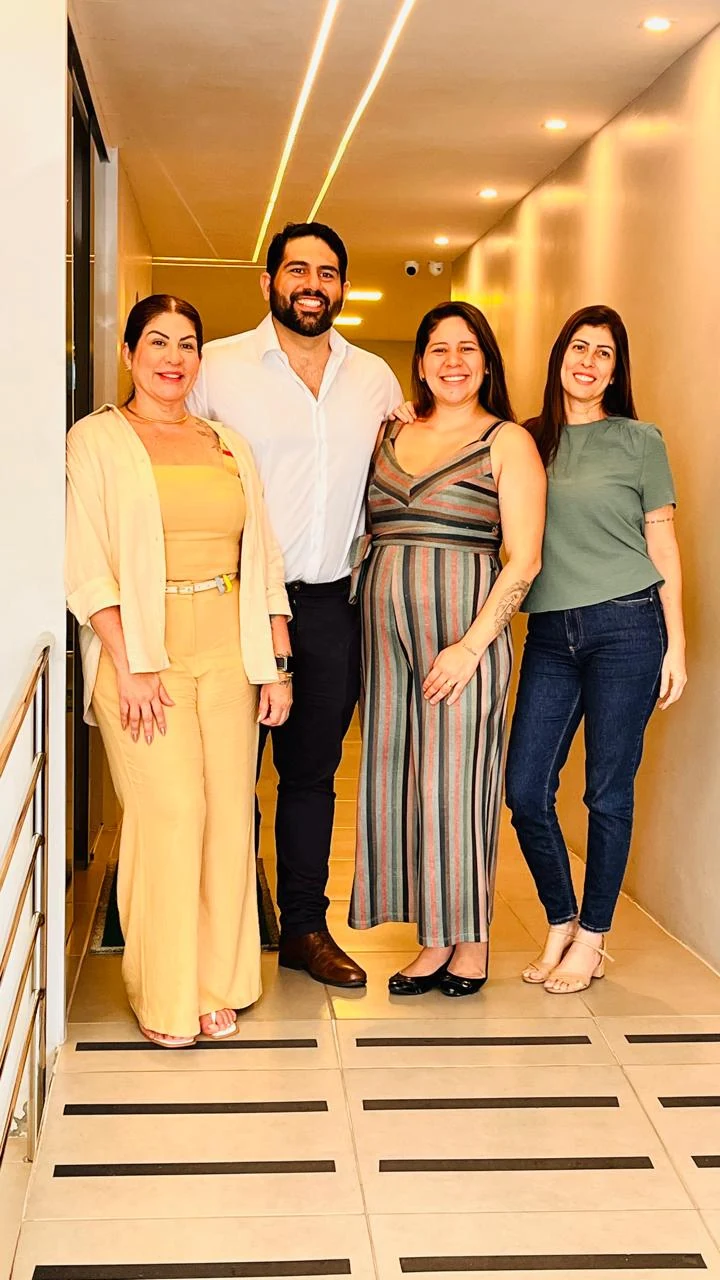 Quatro pessoas reunidas no corredor da unidade Monte Verde