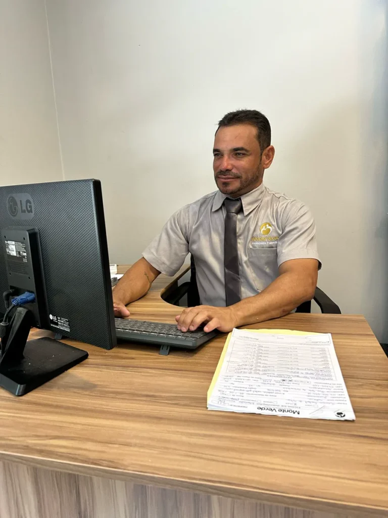 Profissional da Monte Verde utiliza um computador à mesa de atendimento.